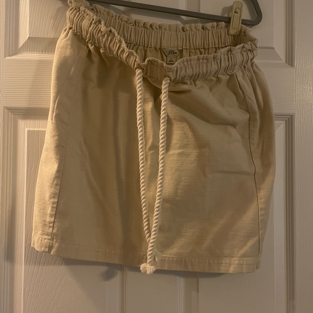 NWOT J. Crew tie waist pull on skirt size large. Color dusty ivory.